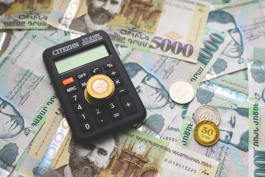 Photo financial advisor income